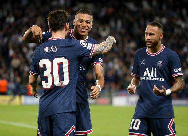 Bộ ba tam tấu Messi, Neymar và Mbappe ăn mừng cùng nhau sau trận đấu mang đến tín hiệu lạc quan cho người hâm mộ PSG.