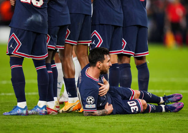 Trong khi Neymar và một số cầu thủ đội chủ nhà lập hàng rào, Messi bất ngờ là cầu thủ nằm xuống sân, làm vai trò ngăn chặn ý đồ sút sệt từ đối thủ.