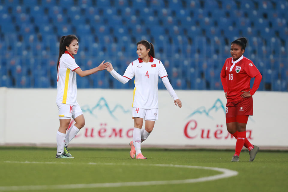 Hot girl của đội tuyển nữ Việt Nam Hoàng Thị Loan (số 4) cũng góp 1 bàn thắng trong trận đấu này.