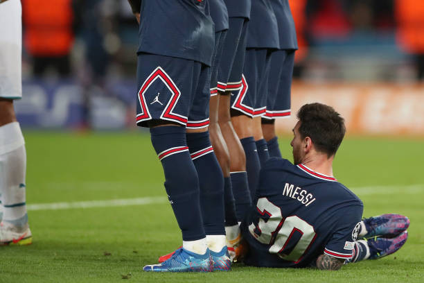 Hình ảnh Messi nhìn quả đá phạt qua chân các đồng đội gây ấn tượng mạnh với truyền thông và người hâm mộ.