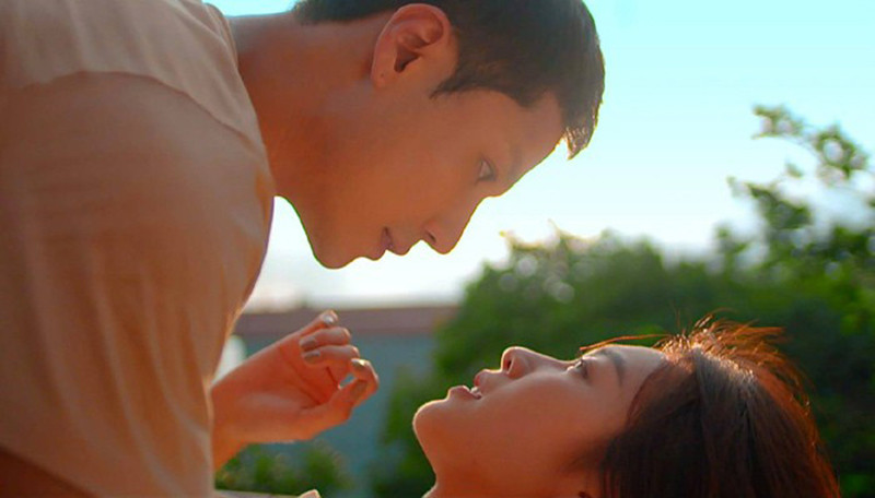 Khả Ngân và Thanh Sơn thường xuyên chia sẻ những hình ảnh lãng mạn trong hậu trường phim 11 tháng 5 ngày lên mạng xã hội kèm theo nhiều caption thả thính nhau. 