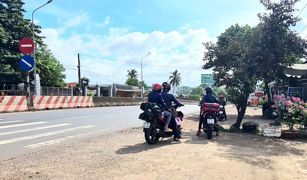 Đầu tháng 8, một loạt người dân về quê bằng xe máy không thể thông chốt. 