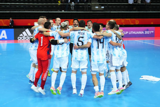 Argentina ăn mừng với tấm vé vào chung kết.