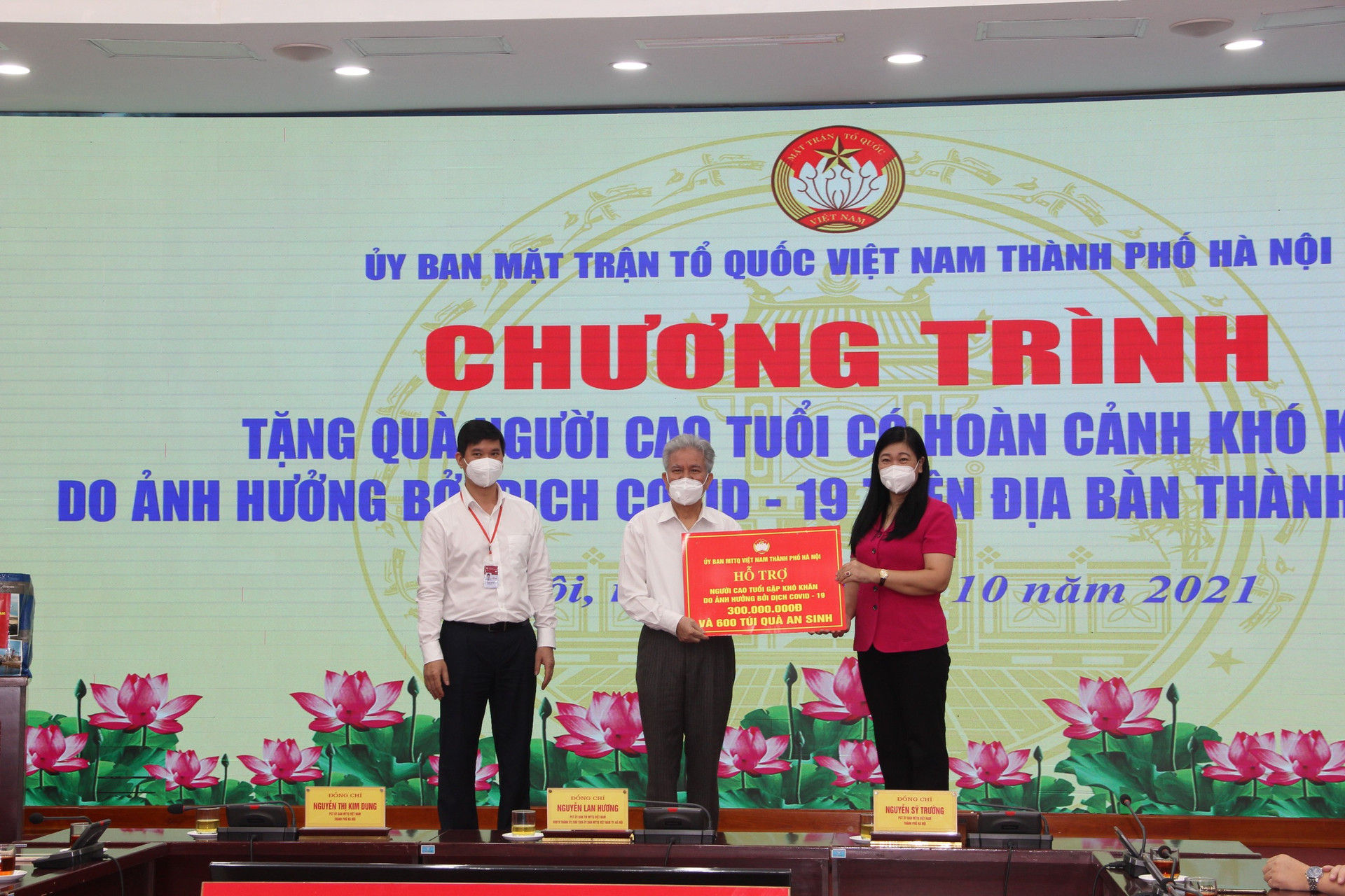 Ủy ban MTTQ thành phố Hà Nội tặng quà hỗ trợ cho Ban đại diện Người cao tuổi thành phố.
