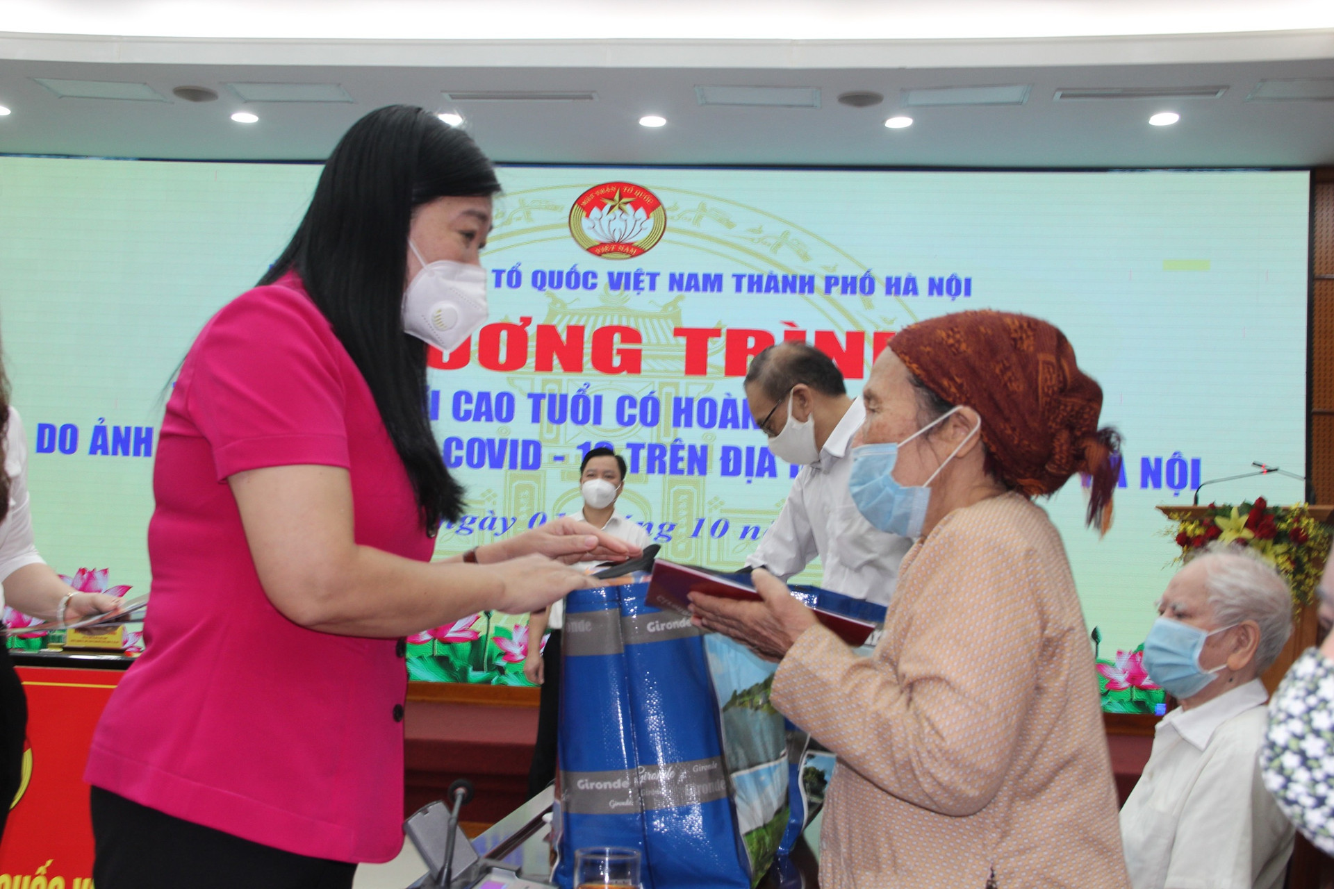 Ủy ban MTTQ Việt Nam thành phố Hà Nội tặng quà cho Người cao tuổi khó khăn. 