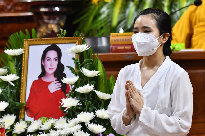 Con nuôi Quỳnh Trang phát biểu tại buổi lễ tưởng niệm, cầu siêu nữ ca sĩ Phi Nhung.
