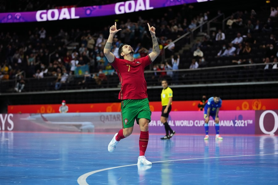 Bruno Coelho gỡ hòa 2-2 cho Bồ Đào Nha.