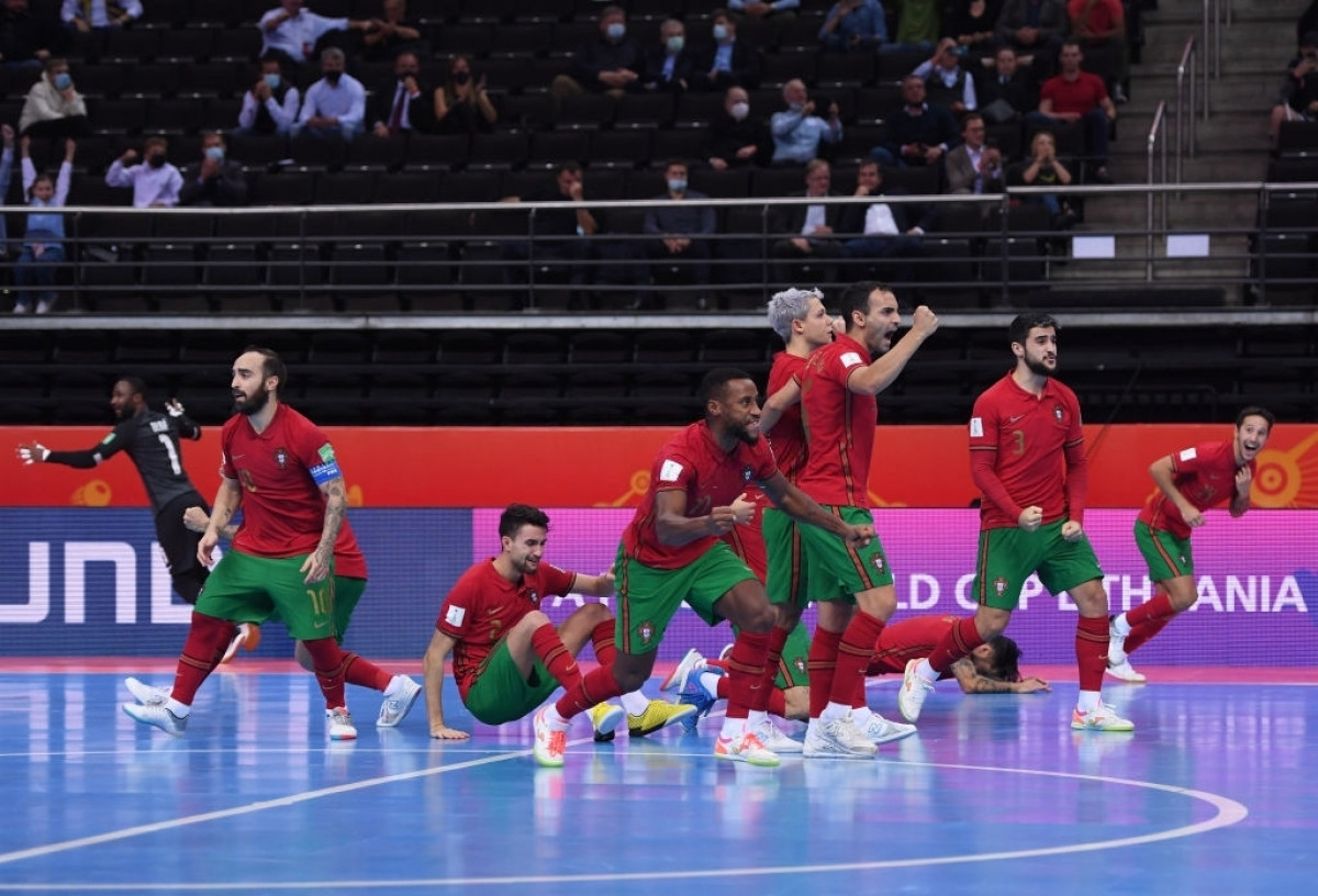Các cầu thủ Bồ Đào Nha ăn mừng sau chiến thắng trong loạt luân lưu.