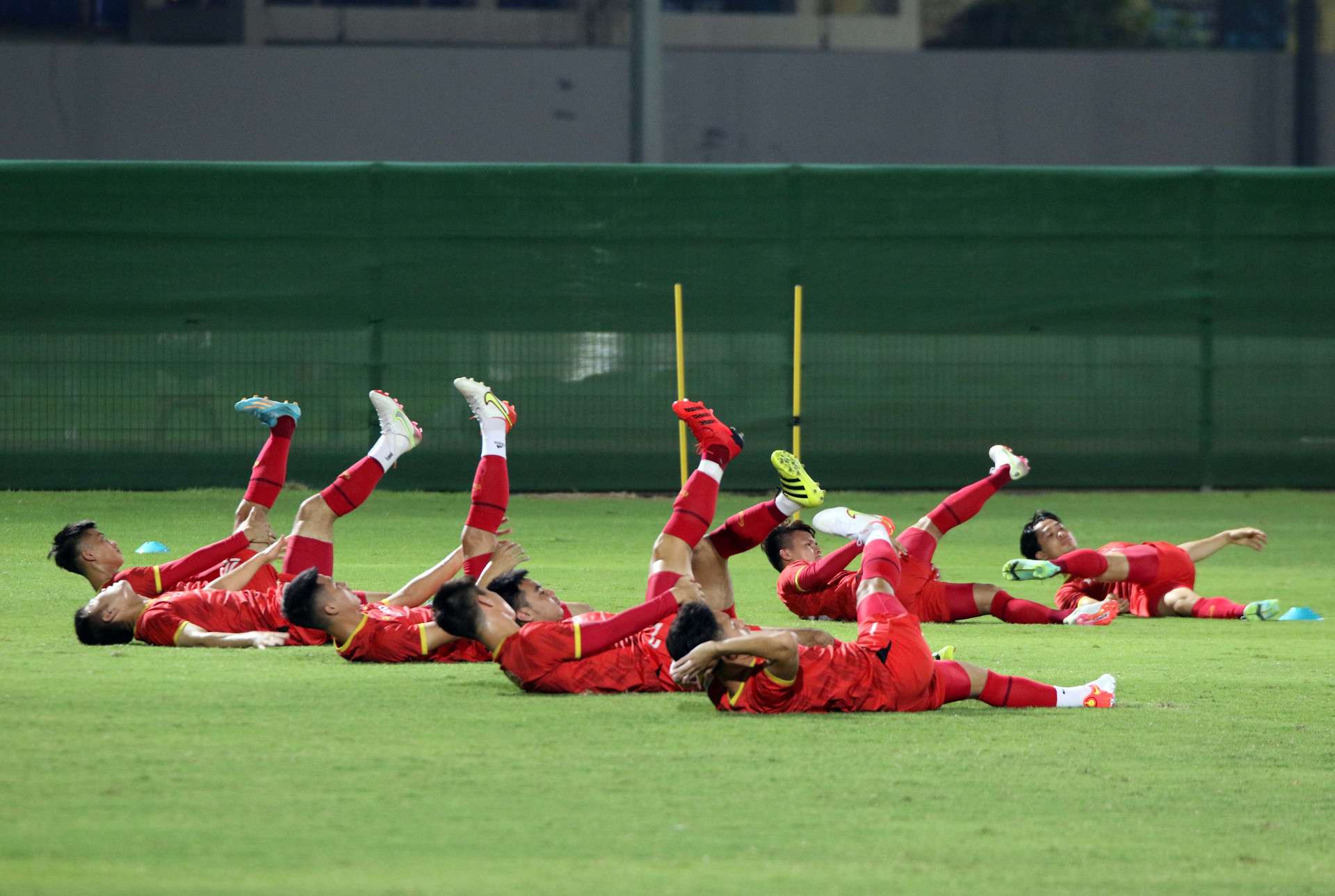 Để chuẩn bị cho trận đấu quan trọng gặp ĐT Trung Quốc trong khuôn khổ Vòng loại thứ ba FIFA World Cup 2022 khu vực châu Á, ĐT Việt Nam đã bước vào buổi tập đầu tiên tại Sharjah (UAE) vào tối ngày 1/10. 