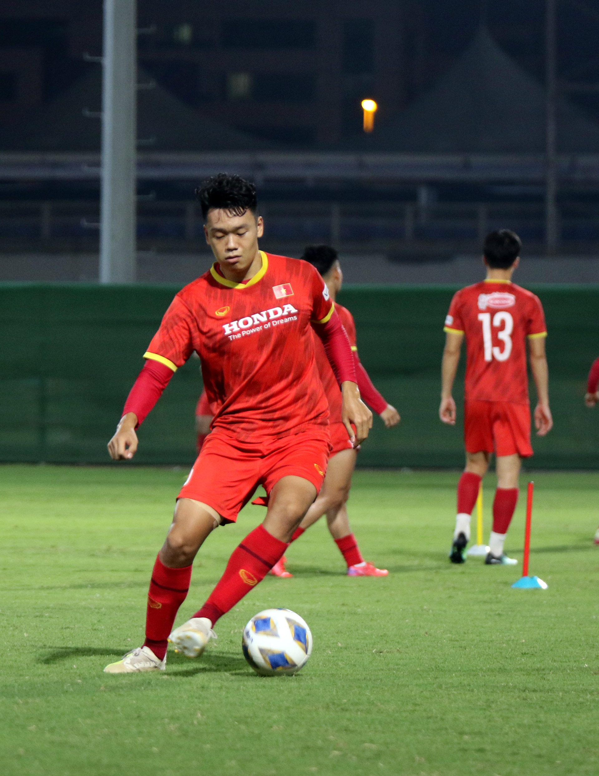Theo kế hoạch, ĐT Việt Nam sẽ tiếp tục duy trì tập luyện vào thời điểm 19h hàng ngày theo giờ địa phương, tức là sớm hơn 2 tiếng so với giờ thi đấu trận gặp ĐT Trung Quốc mới được AFC điều chỉnh. 