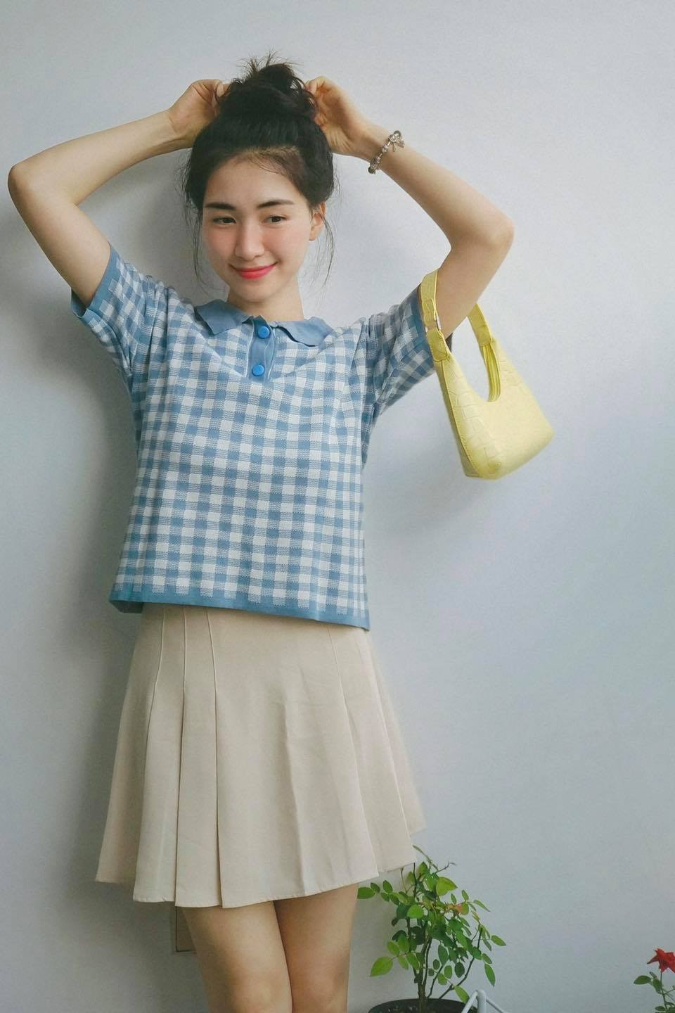 Có thể thấy Hòa Minzy rất chuộng phong cách trẻ trung khi kết hợp chân váy tennis và áo droptop.