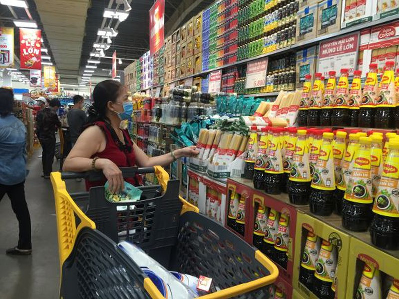 Nhiều siêu thị đón khách trở lại sau khi TP HCM nới lỏng giãn cách.