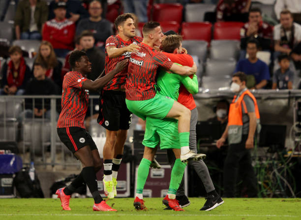 Niềm vui của các cầu thủ Frankfurt sau khi đánh bại Bayern.