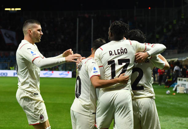 AC Milan thắng 3-2 trước Atalanta để bám sát Napoli trên BXH.