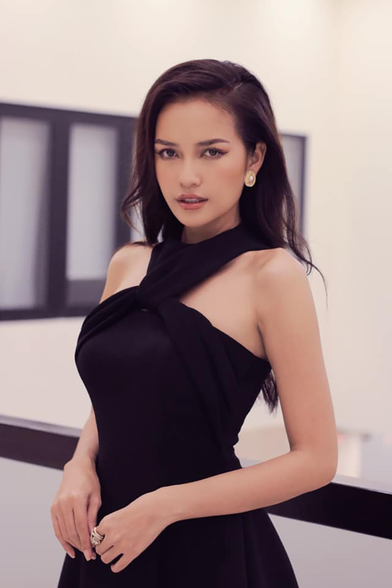 Ngọc Châu là quán quân Vietnam's Next Top Model 2016 và có nhiều kinh nghiệm làm người mẫu.