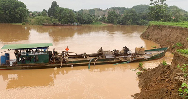 Chiếc thuyền và số cát đã bị công an huyện Tân Phú tạm giữ. Ảnh: CTV.