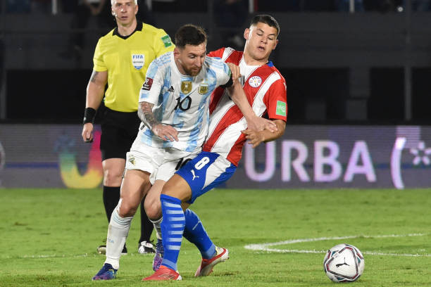 Messi “tịt ngòi” trước Paraguay.