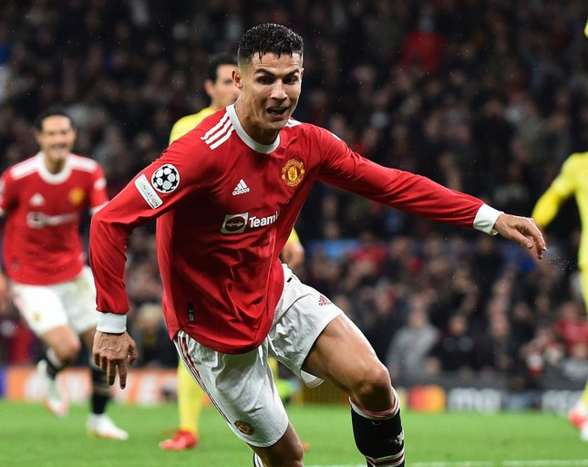 Ronaldo cân bằng số danh hiệu “cầu thủ xuất sắc nhất tháng “ tại Premier League của Rooney.