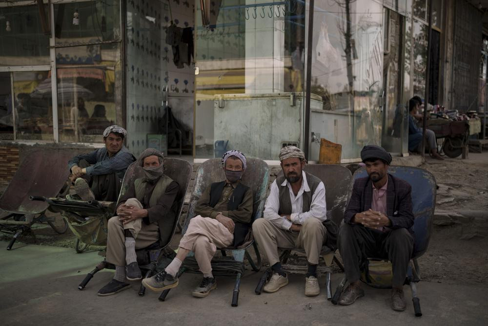 Người dân Afghanistan vẫn đang phải hứng chịu những vụ khủng bố từ phía các nhà nước Hồi giáo. Ảnh: AP.