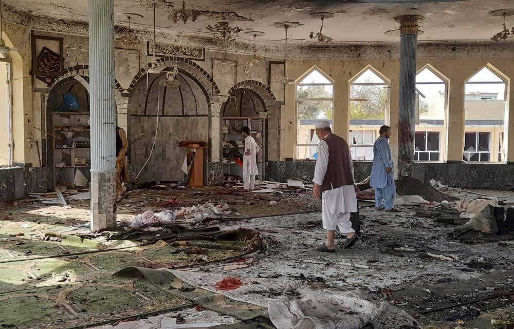 Người dân xem xét thiệt hại phía bên trong nhà thờ Hồi giáo Gozar-e-Sayed Abad sau vụ đánh bom liều chết ngày 8/10. Ảnh: AP. 