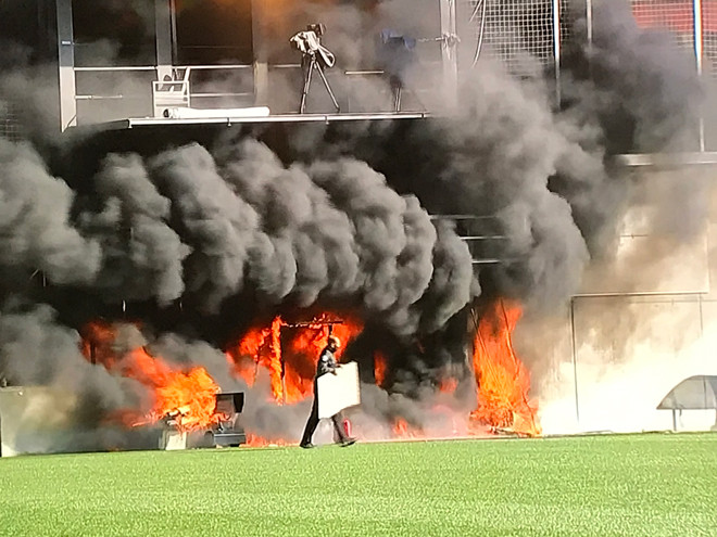 Đám cháy lớn xảy ra trên sân Estadi Nacional nơi tuyển Anh chuẩn bị thi đấu.