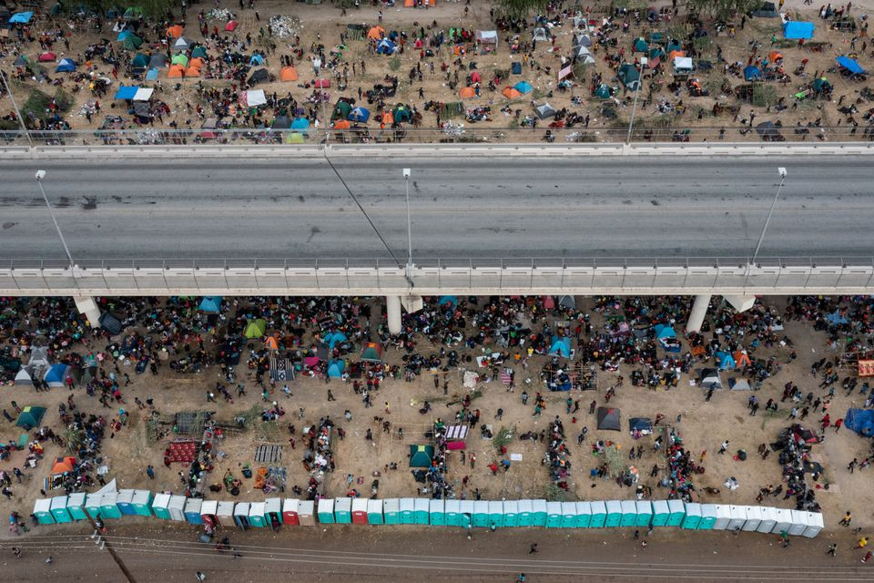 Hàng nghìn người di cư trú dưới chân cầu quốc tế Del Rio, bang Texas sau khi băng qua sông Rio Grande để vào Mỹ. Ảnh: AP.