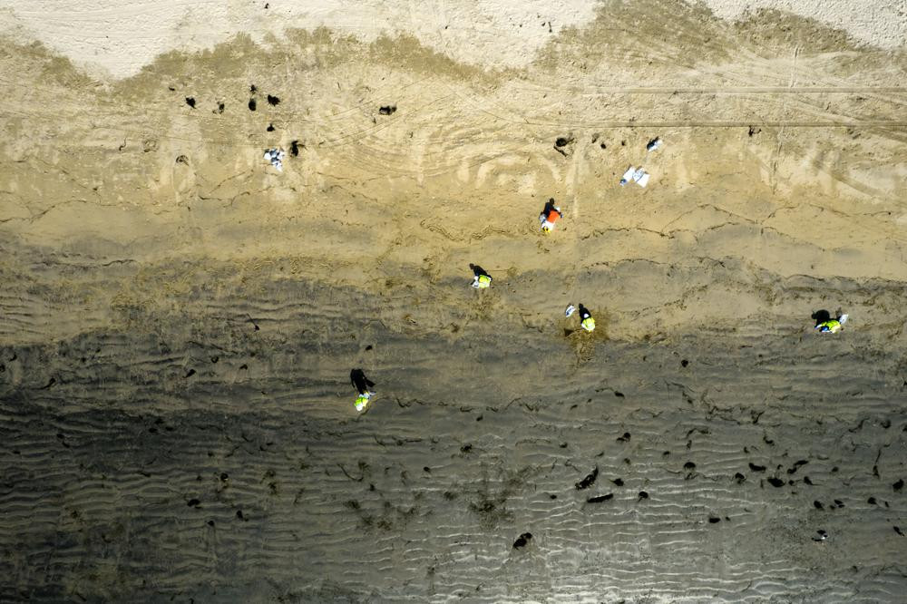 Sự cố tràn dầu trên bờ biển Newport Beach, California, Mỹ. Ảnh: AP.
