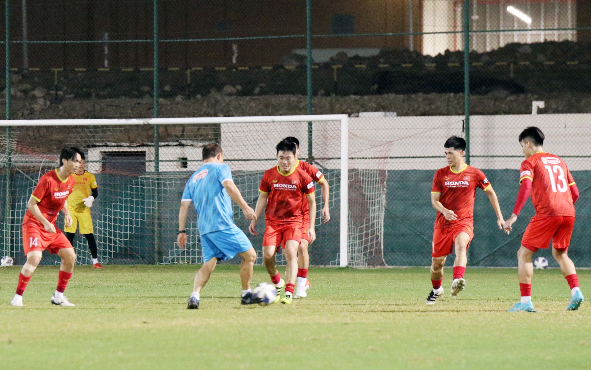 Các cầu thủ Việt Nam tích cực chuẩn bị cho trận đấu với Oman.