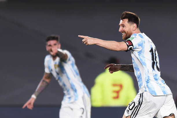 Messi lập siêu phẩm mở tỉ số cho Argentina.