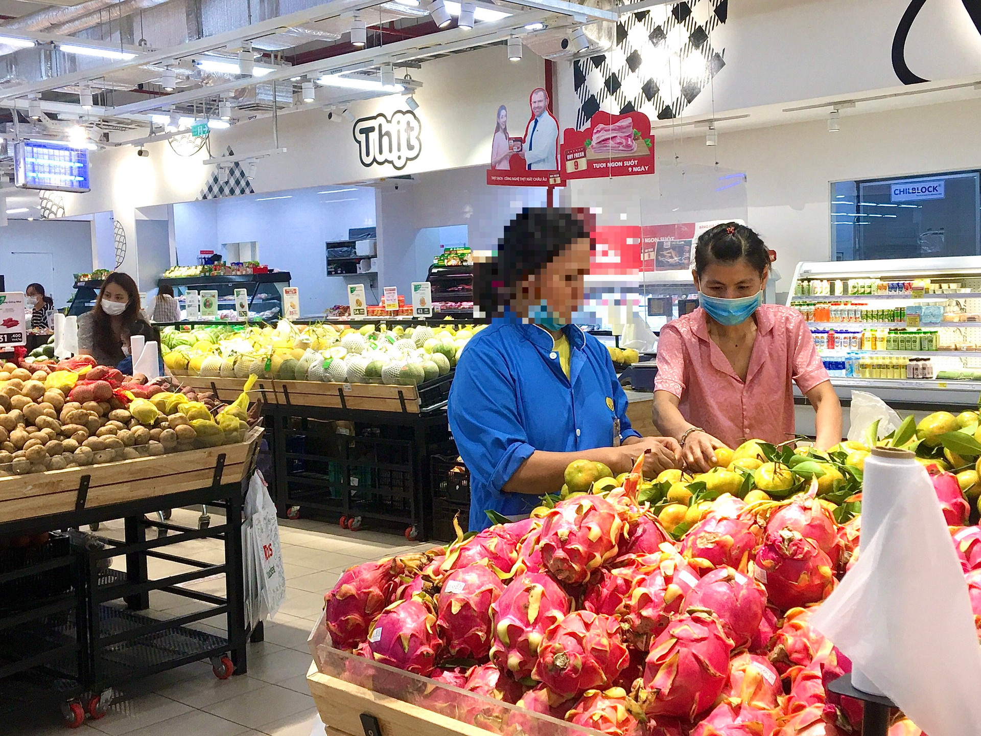 Tại các siêu thị, tình trạng lơ là trong việc thực hiện 5K cũng có thể thấy rõ. Ghi nhận tại siêu thị Top mart (Nguyễn Xiển, quận Thanh Xuân), một số khách hàng bỏ khẩu trang khi chọn thực phẩm.