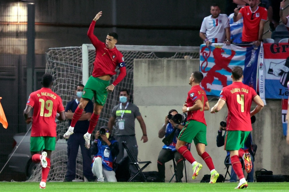 Ronaldo lập hat-trick giúp Bồ Đào Nha đại thắng 5-0.
