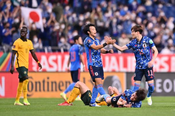 Nhật Bản có bàn ấn định tỉ số khi Behich đá phản lưới nhà.