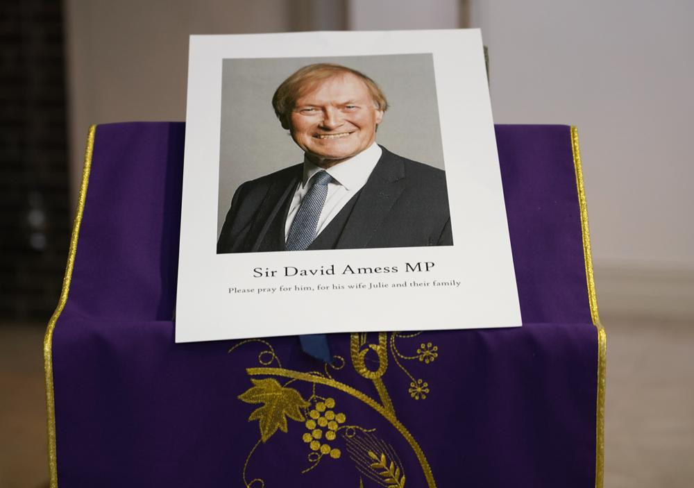 Hình ảnh Nghị sĩ Đảng Bảo thủ David Amess trong lễ tang tại Nhà thờ Công giáo St Peters ở thị trấn Leigh-on-Sea, hạt Essex, Anh. Ảnh: AP