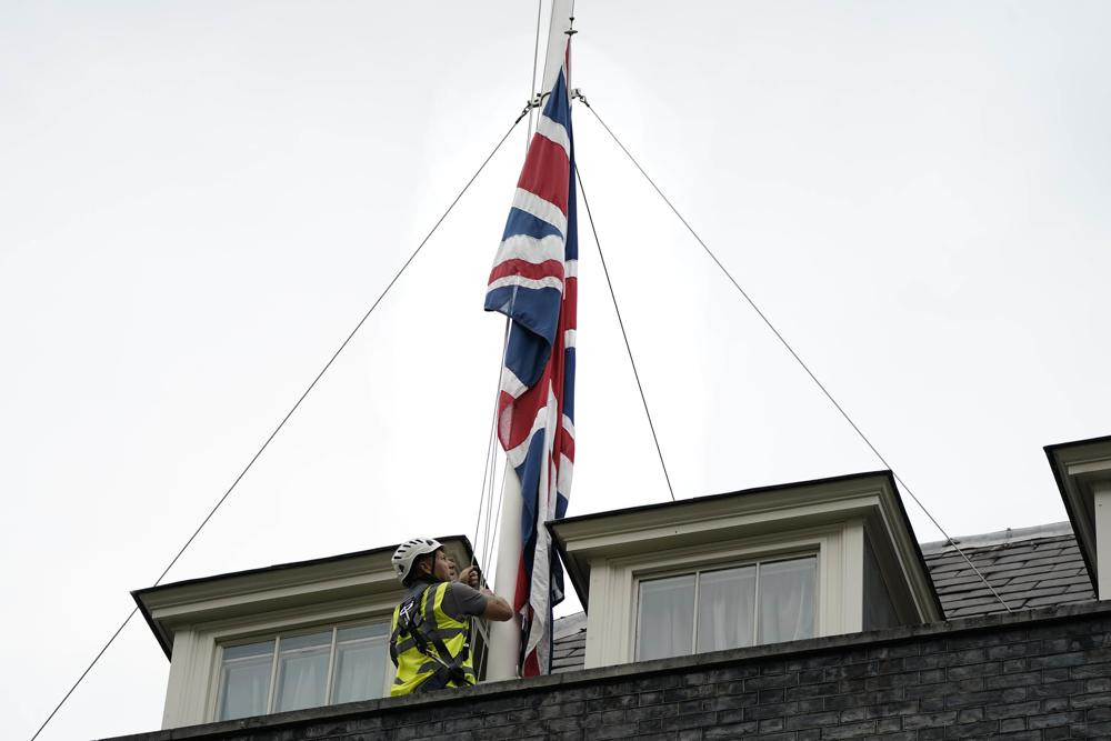 Phố Downing, nơi đặt Văn phòng Thủ tướng Anh, đã treo cờ rủ tưởng nhớ Nghị sĩ David Amess. Ảnh: AP