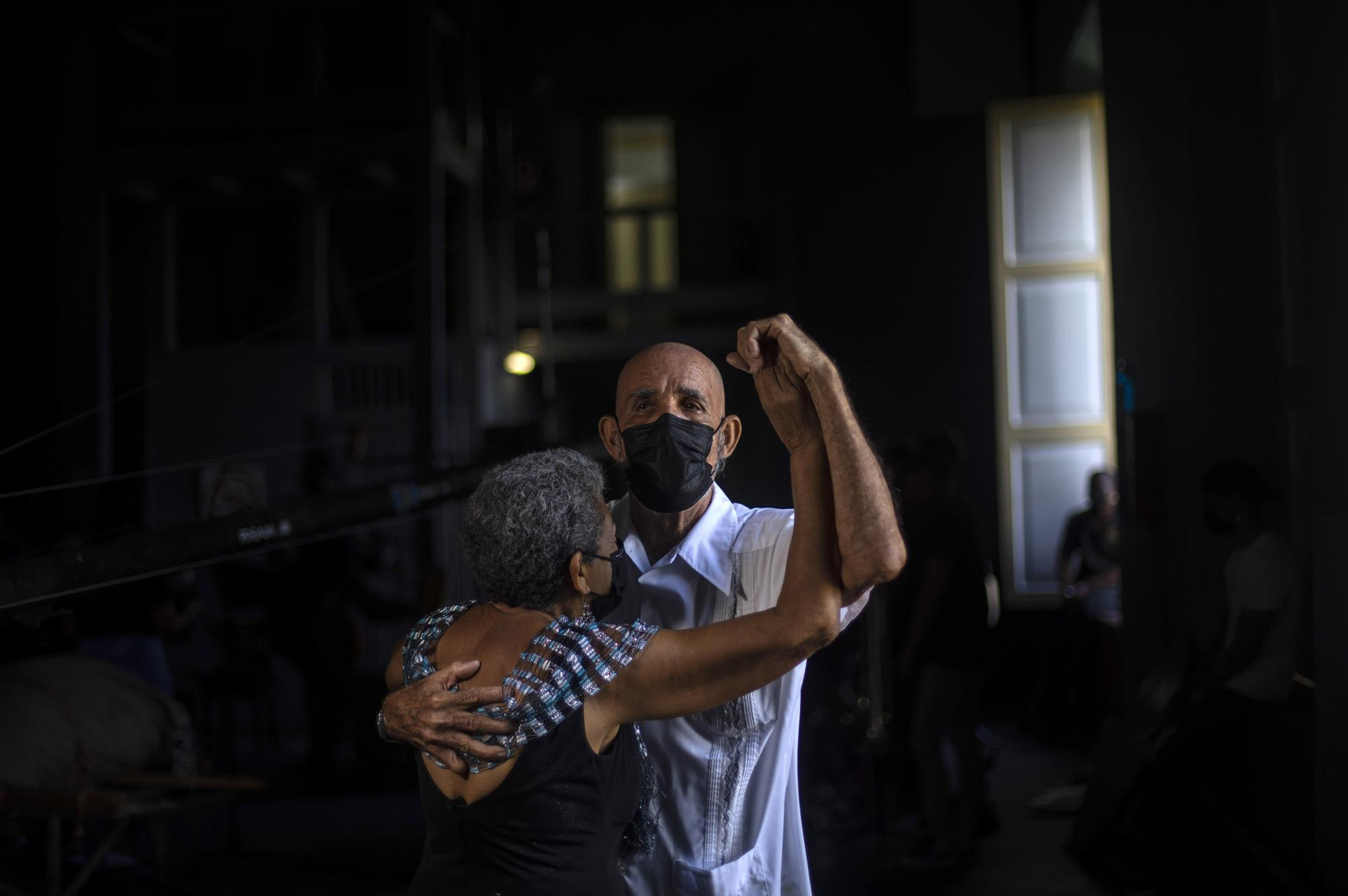 Ông Joaquin Bruzon cùng vợ Milagros Cousett khiêu vũ trong buổi diễn tập cho bản nhạc Danzon với dàn nhạc Failde ở thành phố Matanzas, Cuba. Ảnh: AP
