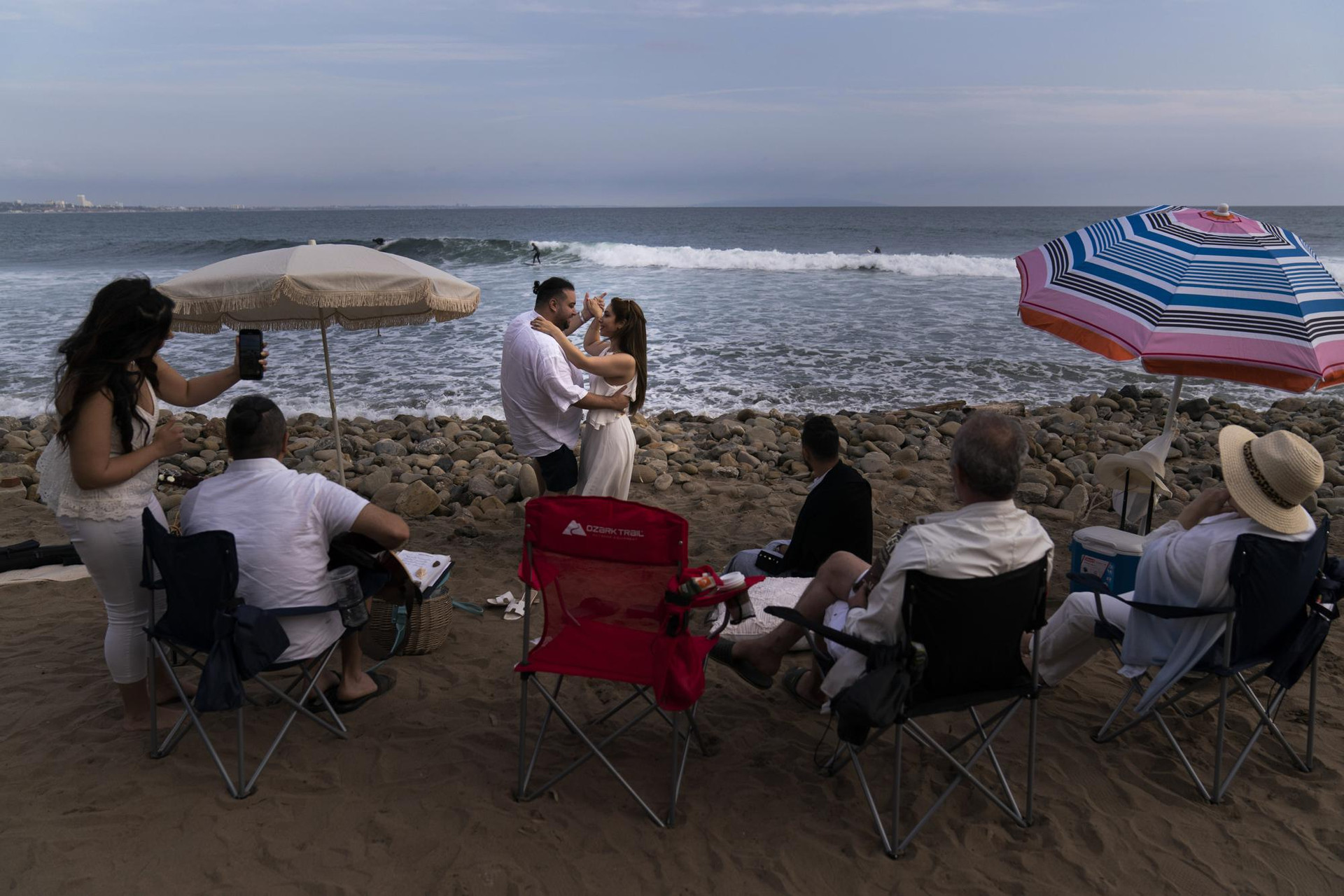 Pejiman Sabet và vợ anh, Gili, khiêu vũ cùng các thành viên trong gia đình của họ trên Bãi biển Topanga ở Malibu, California, Mỹ. Ảnh: AP