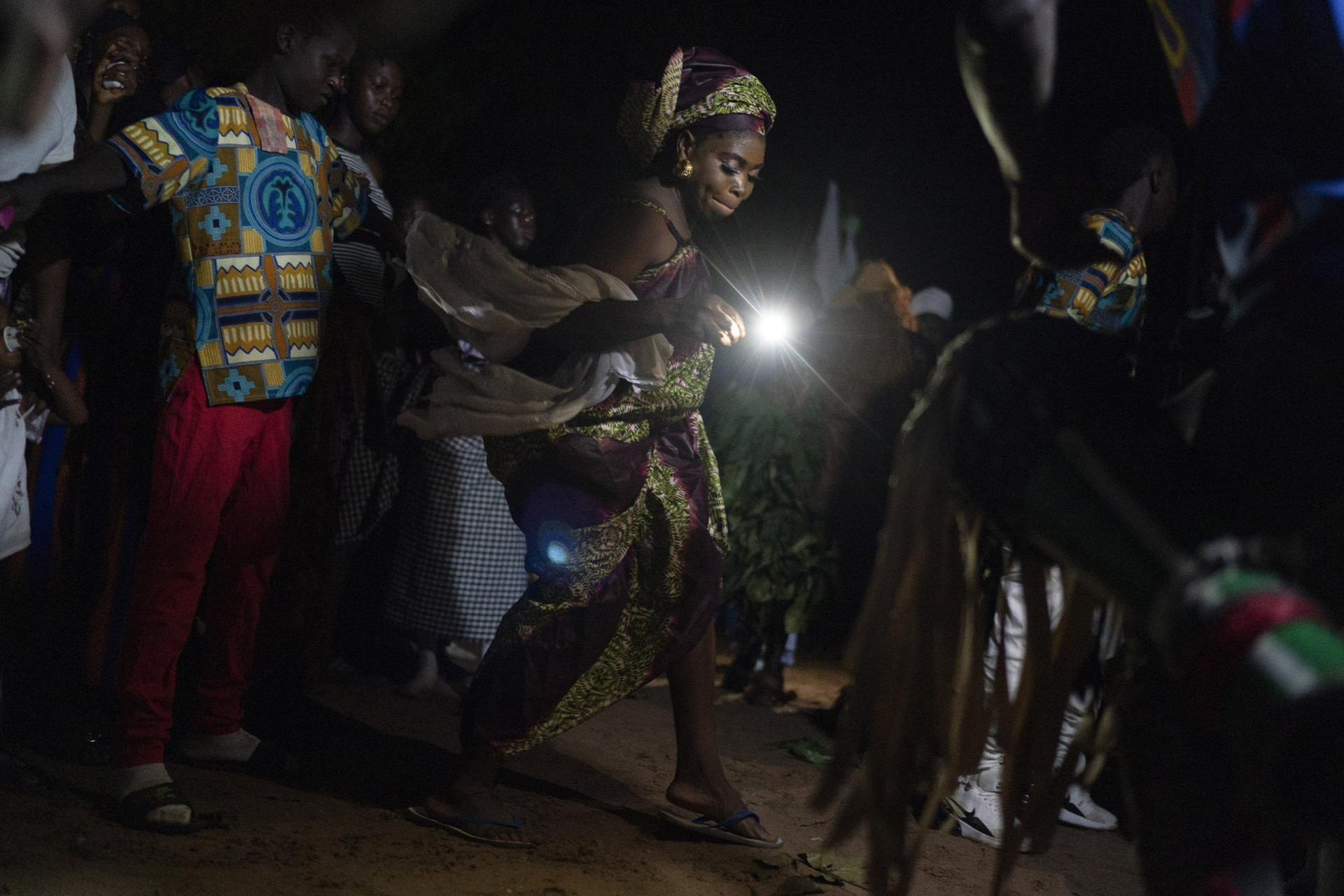 Một phụ nữ nhảy theo nhịp trống Mandinka trong nghi lễ Kankurang ở thị trấn Bakau, Công hòa Gambia. Ảnh: AP