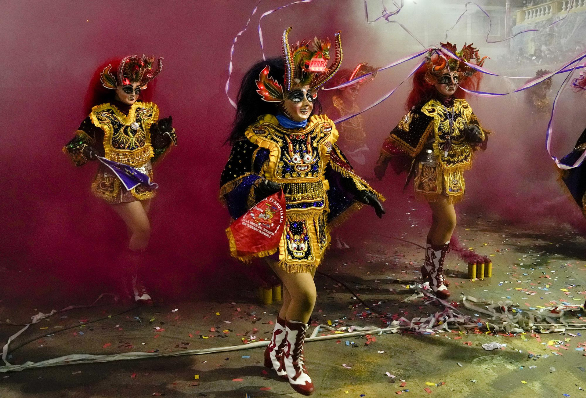 Người dân hóa trang thành ma quỷ biểu diễn điệu nhảy Diablada de Oruro trong lễ hội hóa trang ở thành phố Oruro, Bolivia. Ảnh: AP 