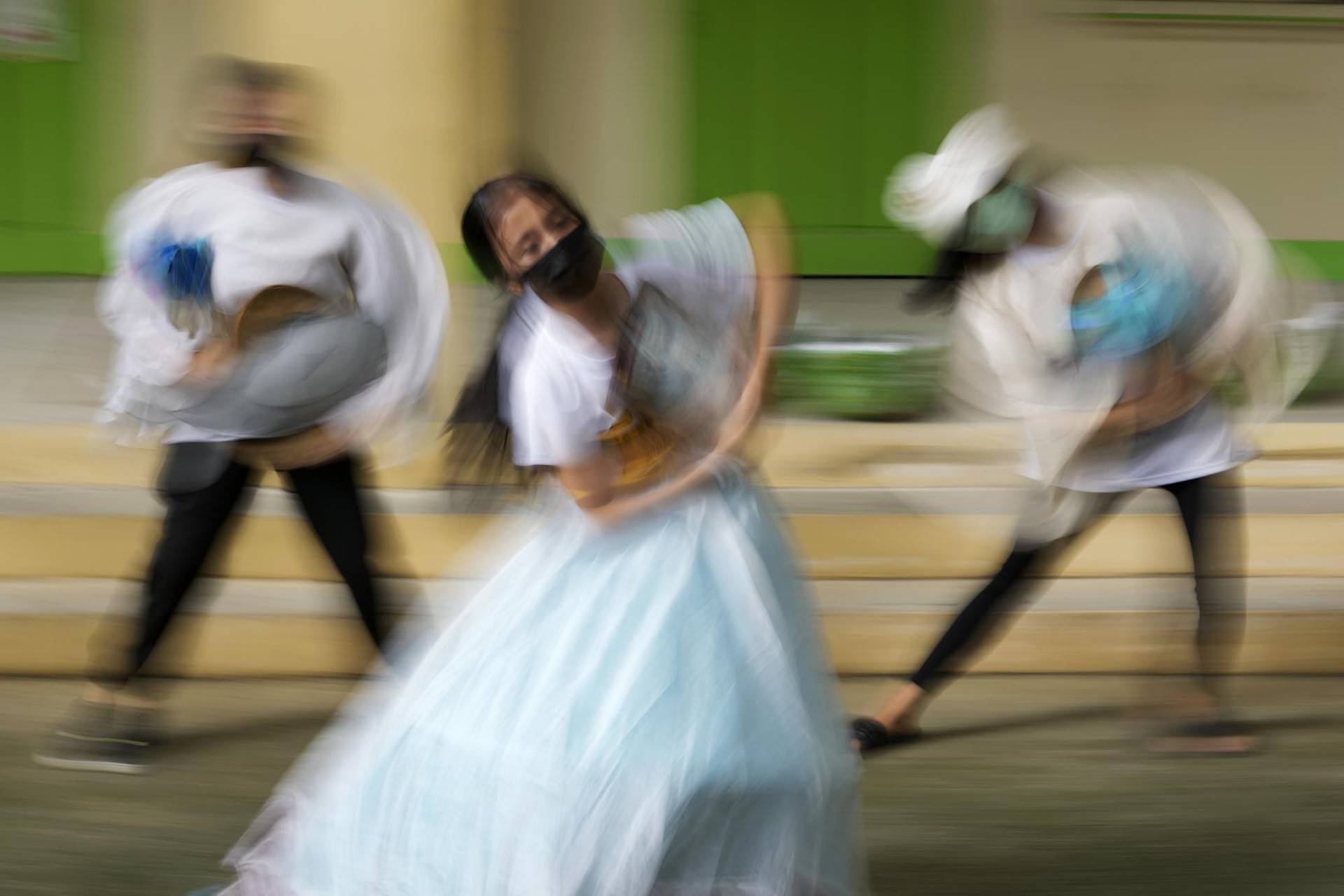 Abegail Mesa khiêu vũ với các thành viên của INDAK Banak Dance Company ở Taytay, tỉnh Rizal, Philippines. Ảnh: AP