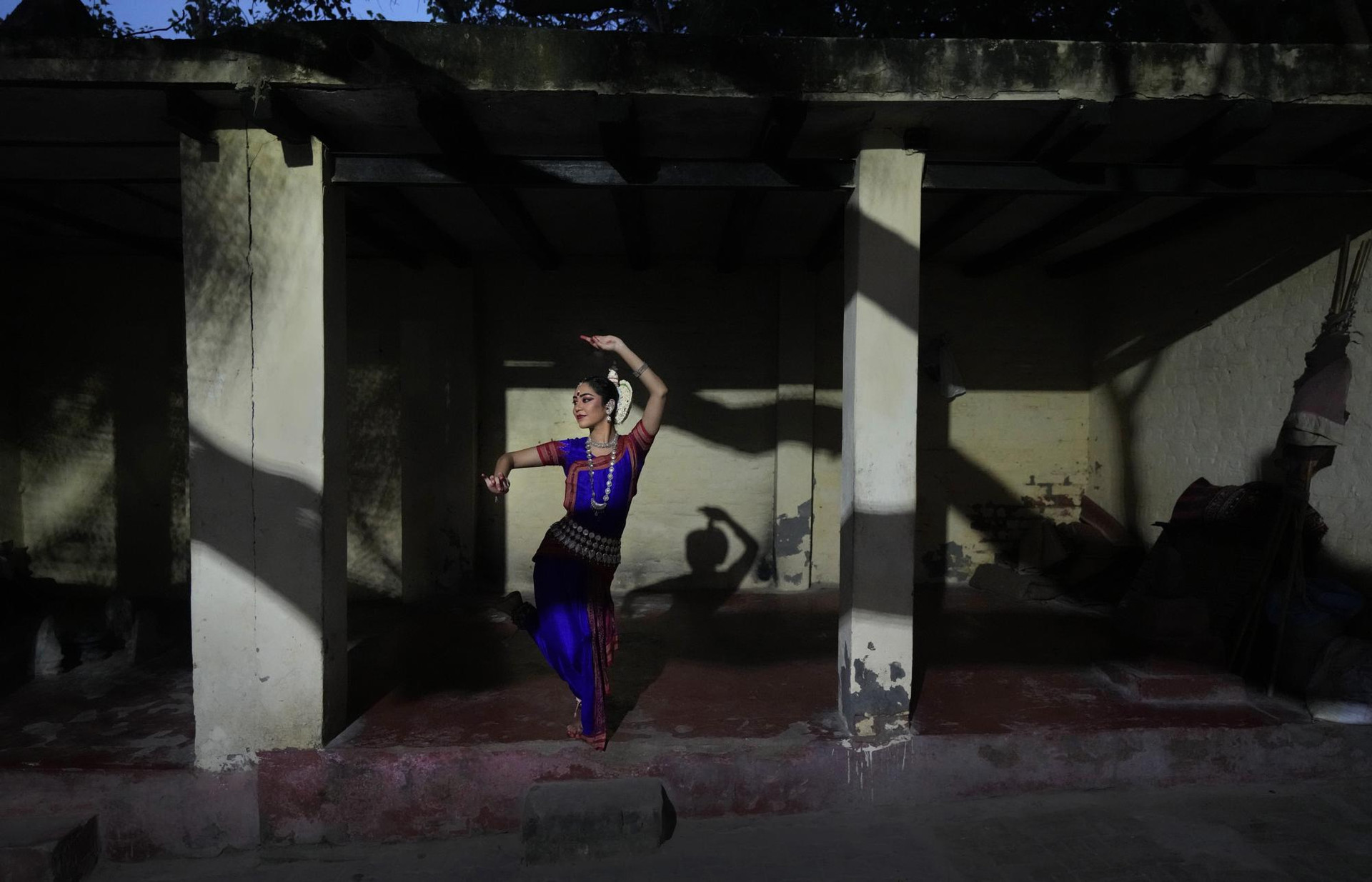 Vũ công Odissi cổ điển người Ấn Độ Damini Mehta, 22 tuổi, tạo dáng trên bến sông Yamuna, ở New Delhi, Ấn Độ. Ảnh: AP