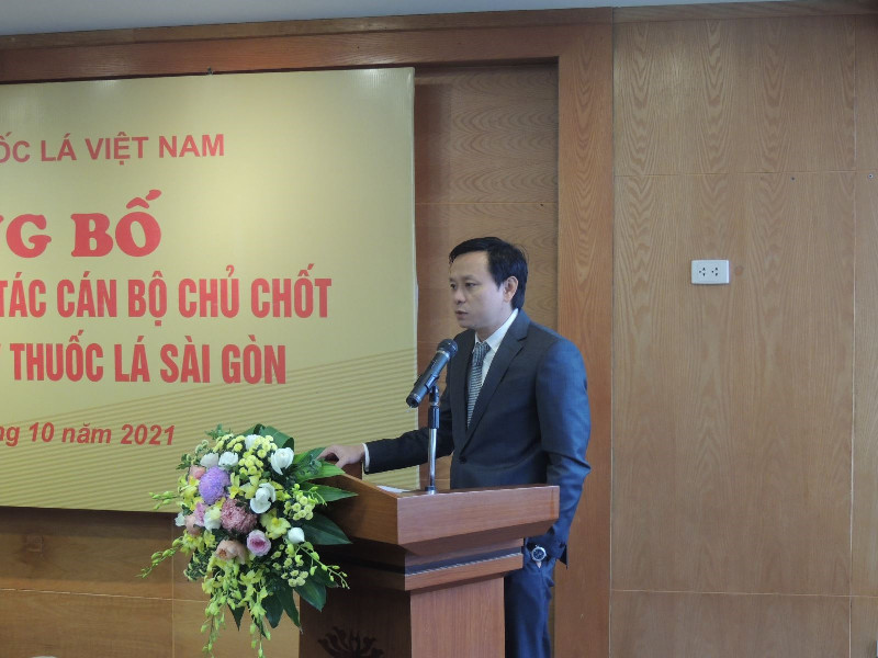 Ông Hồ Lê Nghĩa - Bí thư Đảng ủy, Chủ tịch HĐTV Vinataba phát biểu giao nhiệm vụ cho hai tân Lãnh đạo của Công ty Thuốc lá Sài Gòn.