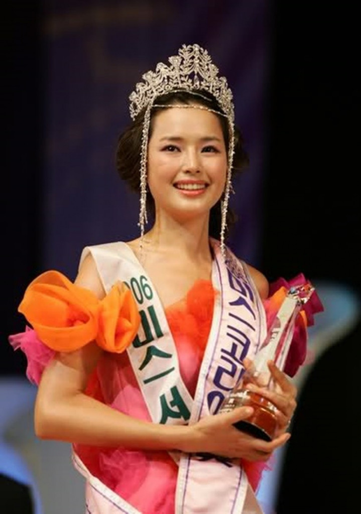 Năm 2006, Honey Lee đăng quang Hoa hậu Hàn Quốc trước sự ngỡ ngàng của nhiều người.