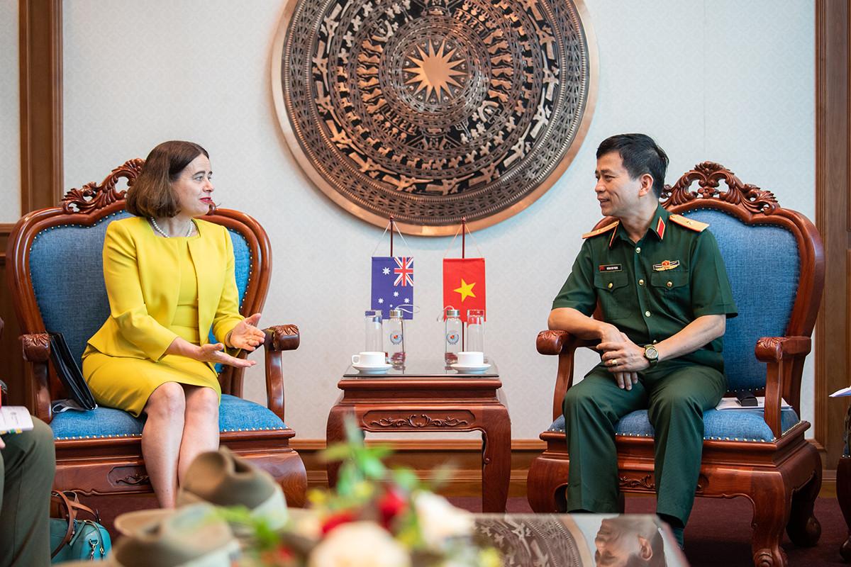 Bà Robyn Mudie, Đại sứ Australia tại Việt Nam và Thiếu tướng Hoàng Kim Phụng, Cục trưởng Cục Gìn giữ Hòa bình Việt Nam thảo luận các vấn đề cần thúc đẩy hợp tác trong thời gian tới.
