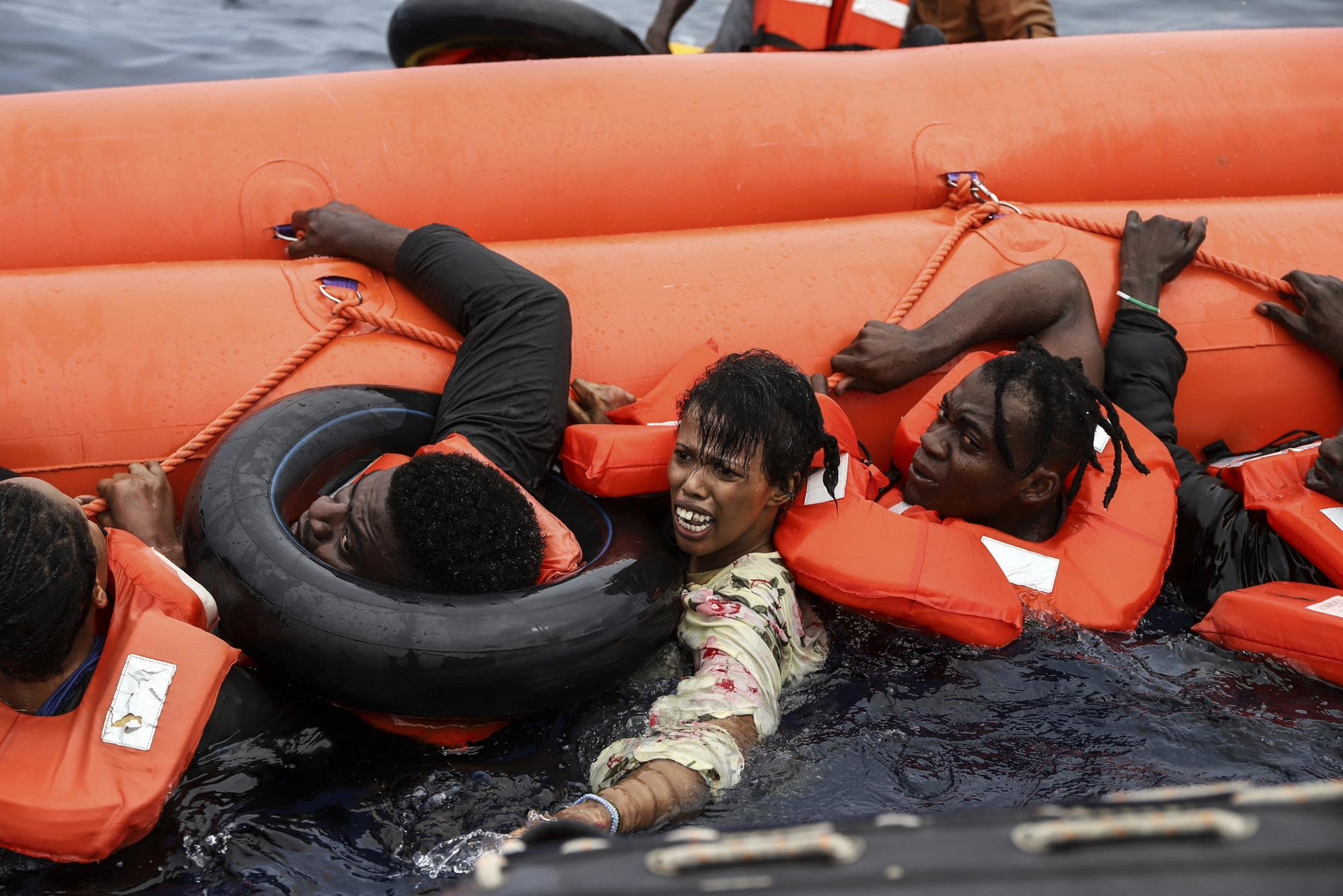 Những người di cư trên một chiếc thuyền cao su bấp bênh vượt Địa Trung Hải tới châu Âu, đang nỗ lực để được giải cứu bởi một nhóm từ Sea Watch-3, cách Libya khoảng 56 km ngoài khơi, trong vùng SAR (tìm kiếm và cứu hộ) thuộc hải phận của quốc gia này. Ảnh: AP/Valeria Mongelli.