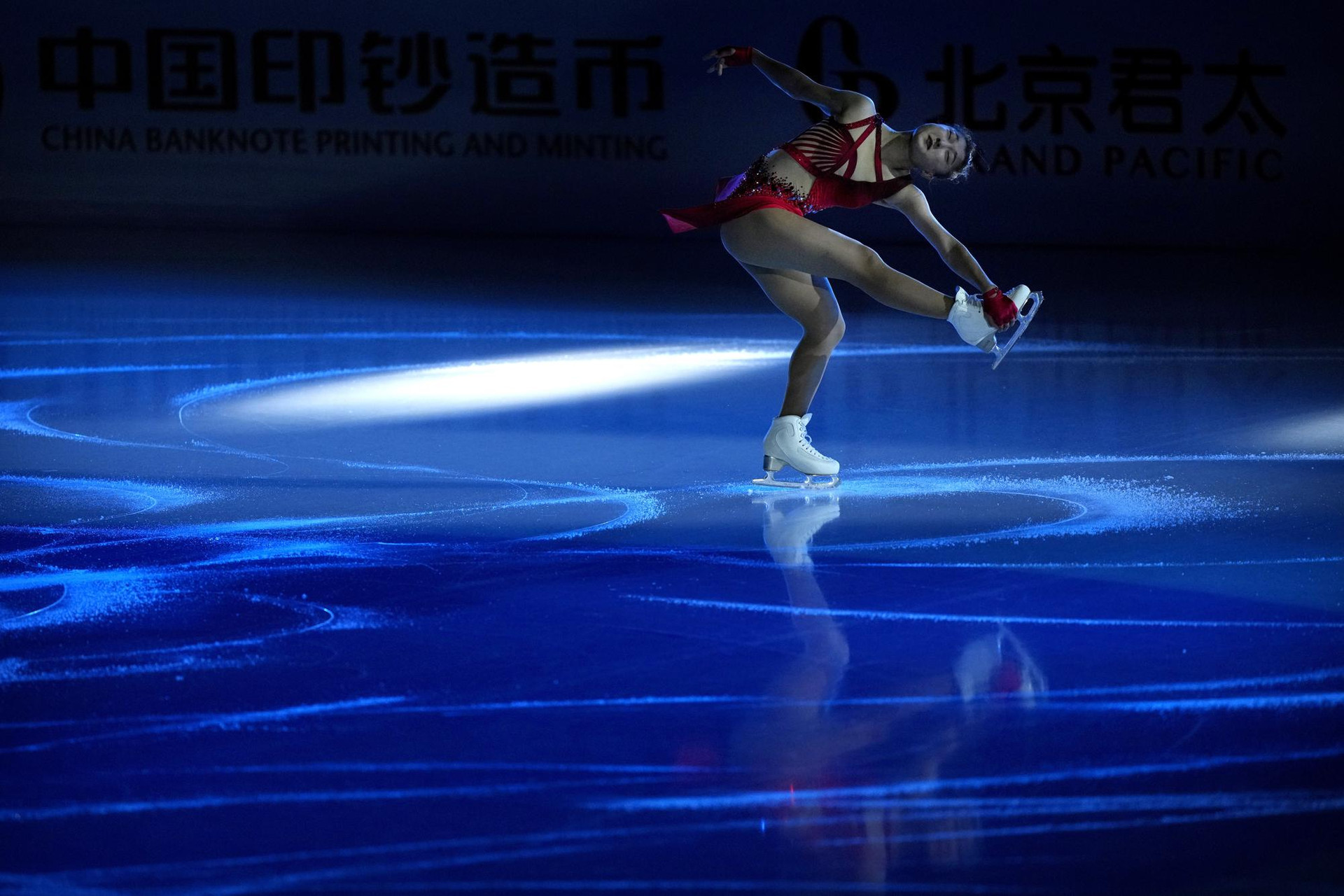 Vận động viên Kaori Sakamoto người Nhật Bản biểu diễn trong buổi dạ tiệc tại Giải Trượt băng Nghệ thuật Mở rộng Châu Á, một sự kiện thử nghiệm cho Thế vận hội Mùa đông 2022, tại một sân vận động trong nhà ở thủ đô Bắc Kinh. Ảnh: AP/Mark Schiefelbein.