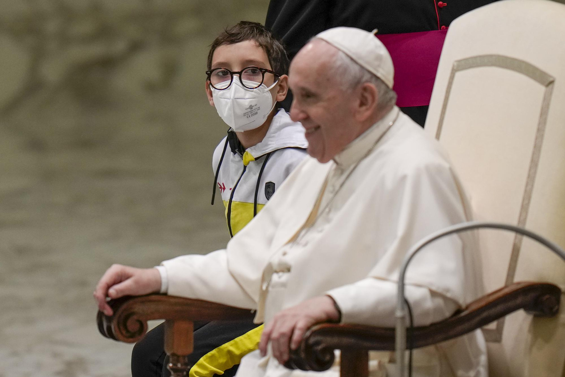 Giáo hoàng Francis nói chuyện với cậu bé 10 tuổi Paolo Junior, sau khi cậu bất ngờ bước đến gần ông vào đầu buổi tiếp kiến ​​chung hàng tuần tại hội trường của Giáo hoàng Paul VI ở Vatican. Ảnh: AP/Alessandra Tarantino.