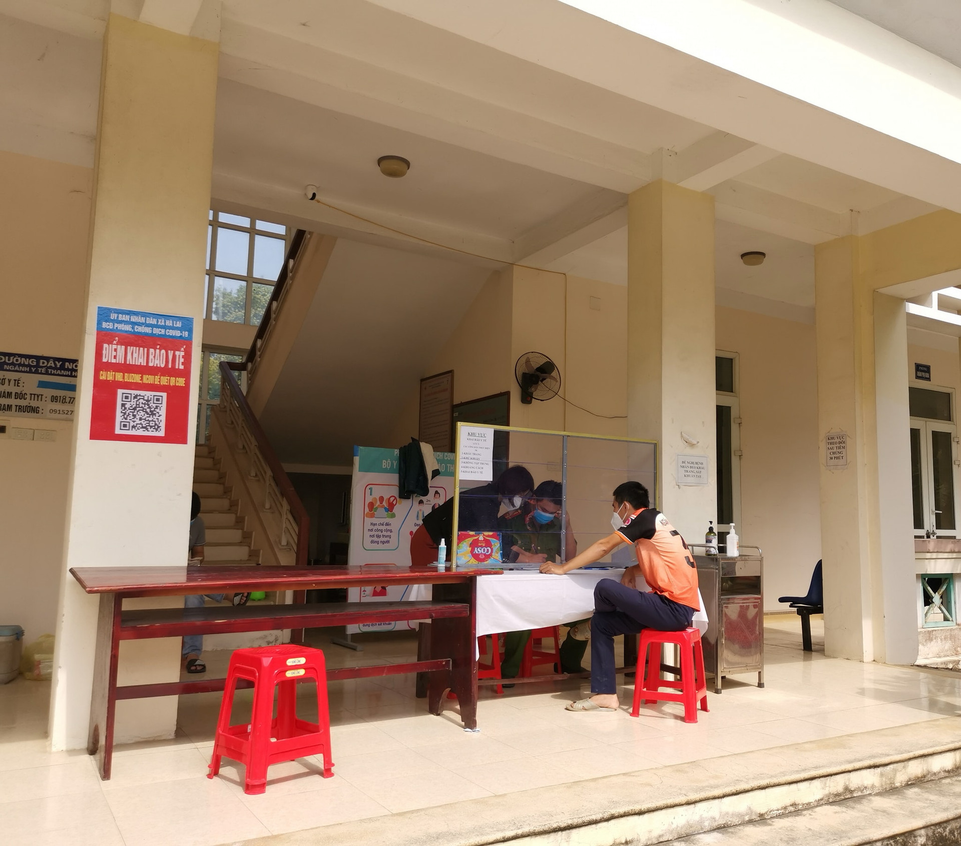 Công dân thực hiện khai báo tại Trạm Y tế xã Hà Lai.