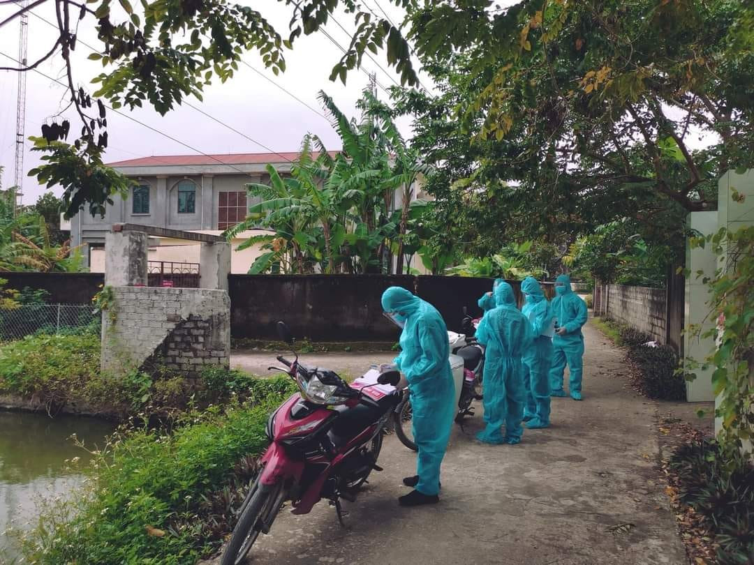 Cán bộ Y tế huyện Hà Trung tập trung truy vết những người có liên quan đến F0 bán bánh mỳ tại xã Hà Ngọc.