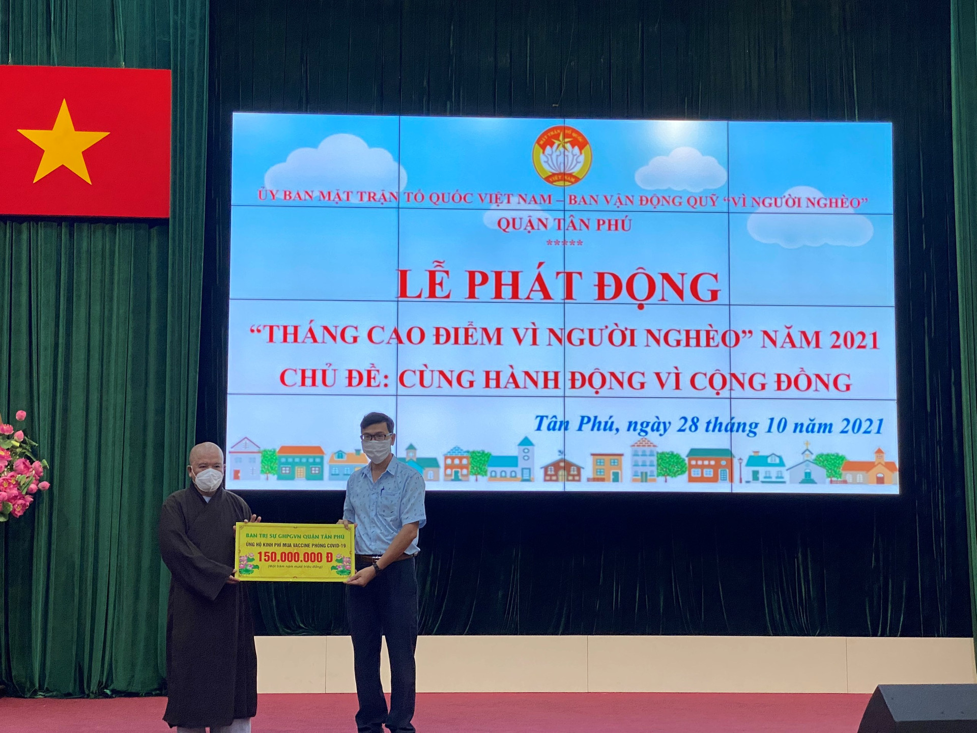 Đại diện GHPGVN quận Tân Phú ủng hộ kinh phí mua vaccine phòng Covid-19
