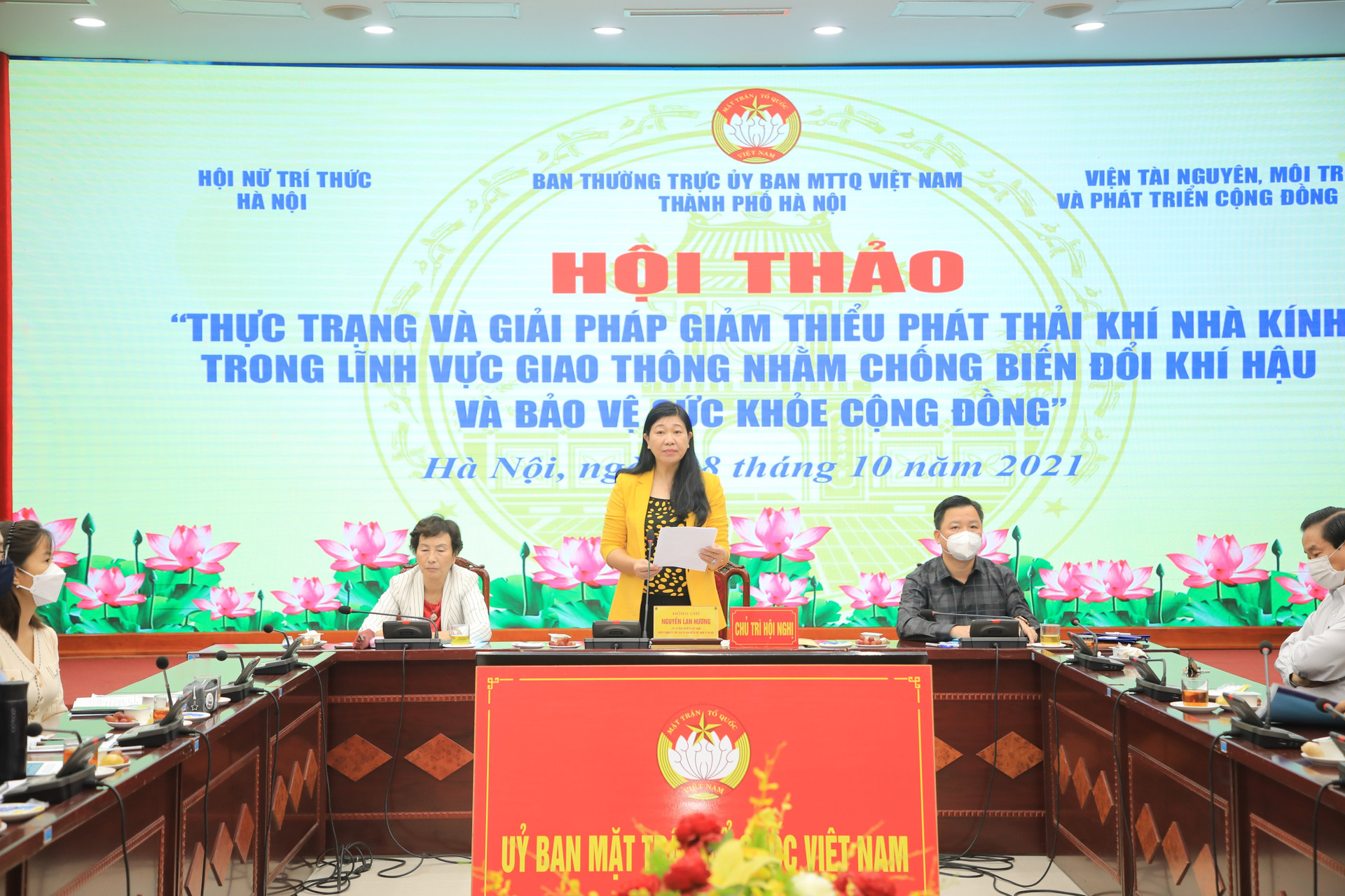 Bà Nguyễn Lan Hương phát biểu tại hội thảo.